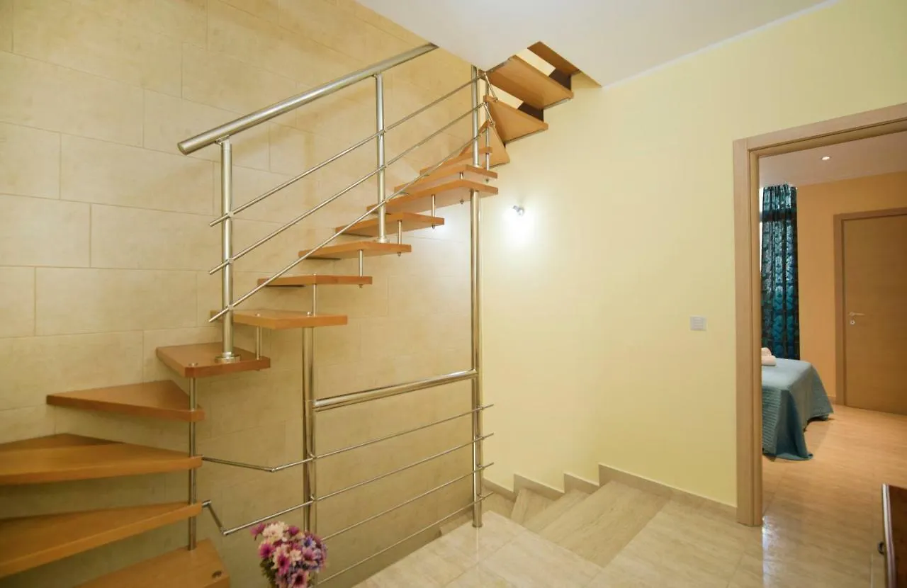 Sliema Duplex 1 Bedroom Apartment With 2 Bathrooms- Sleep 4 0*,  Malta