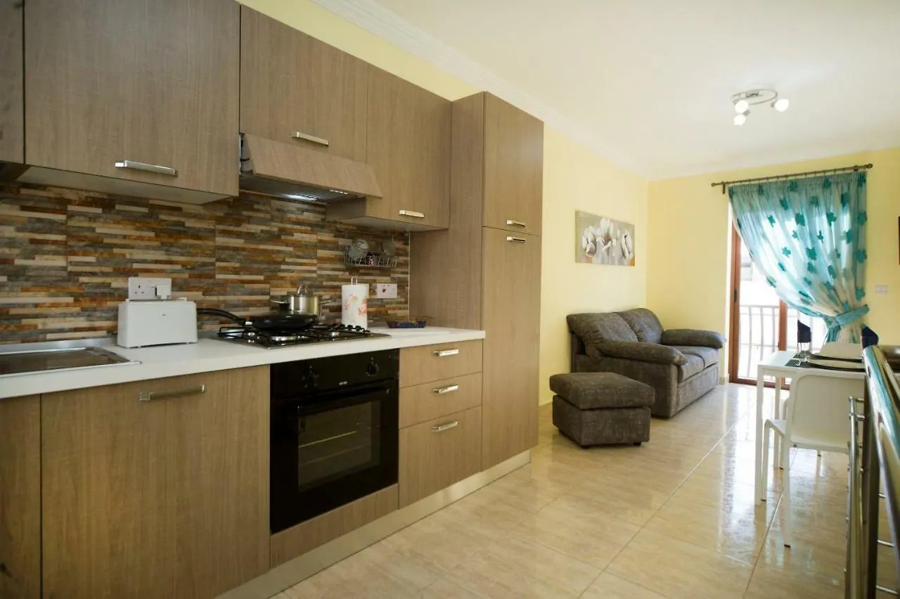 Sliema Duplex 1 Bedroom Apartment With 2 Bathrooms- Sleep 4 Malta